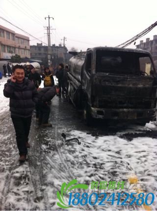 成都油罐车避让公交车在距离油库500米处爆炸
