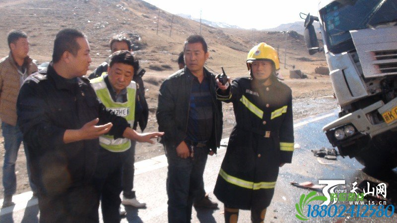 新疆木垒县：油罐车与甲醇罐车相撞 造成6小时堵车