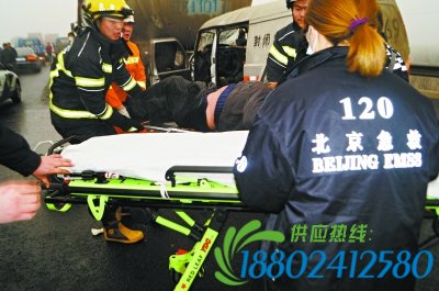 大兴一小货车因雾霾影响追尾油罐车