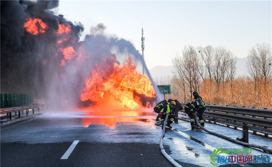 北六环30吨油罐车起火 北京消防官兵成功排险