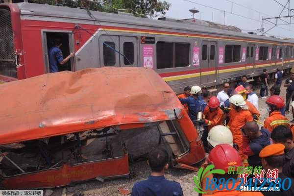 印尼一辆面包车与火车相撞 至少14人死亡（图）