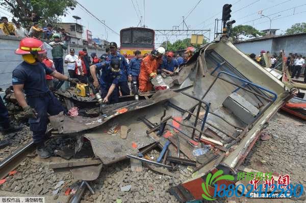 印尼一辆面包车与火车相撞 至少14人死亡（图）