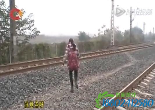 六旬婆婆穿越铁路抄近路回家 被火车撞倒身亡