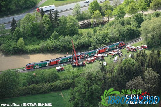 奥地利两列火车相撞致1死数伤(高清组图)