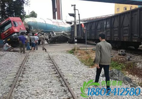 7月9日柳州强实水泥厂附近一列火车与水泥罐车相撞