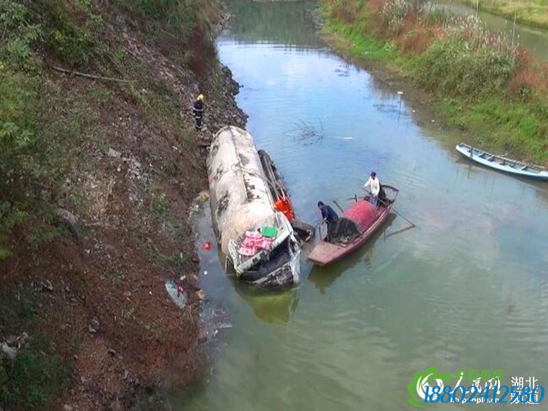 水泥槽罐车侧翻河边 咸宁消防剪车身救出1人【2】