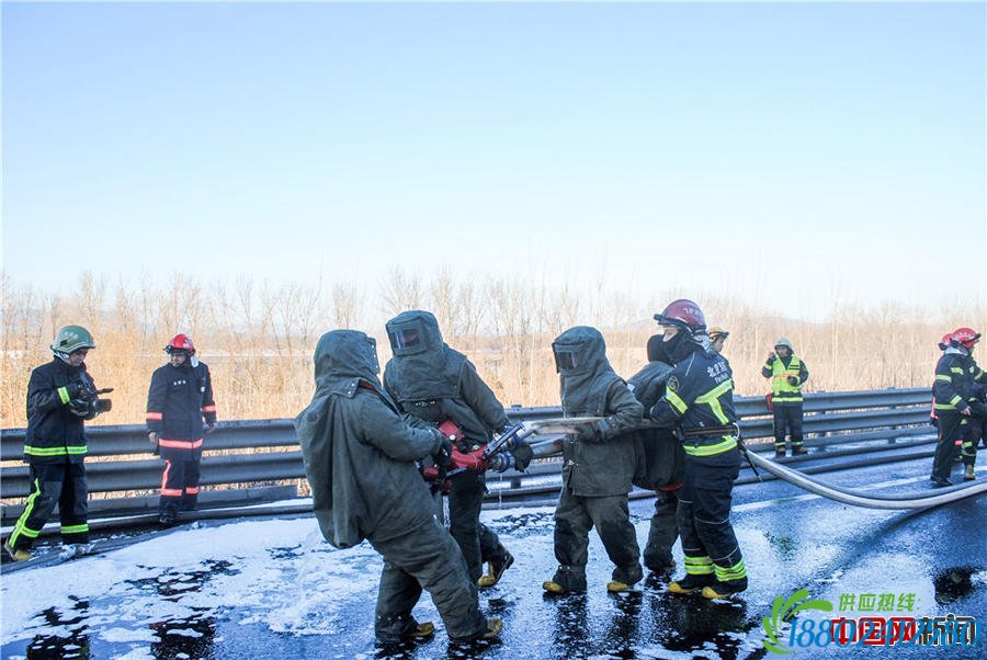 北京6环30吨油罐车起火爆炸 直击救援全程