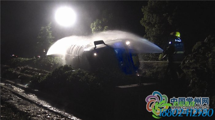 对面货车强光刺眼 槽罐车侧翻水稻田15吨双氧水