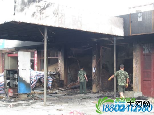消防官兵在检查现场 