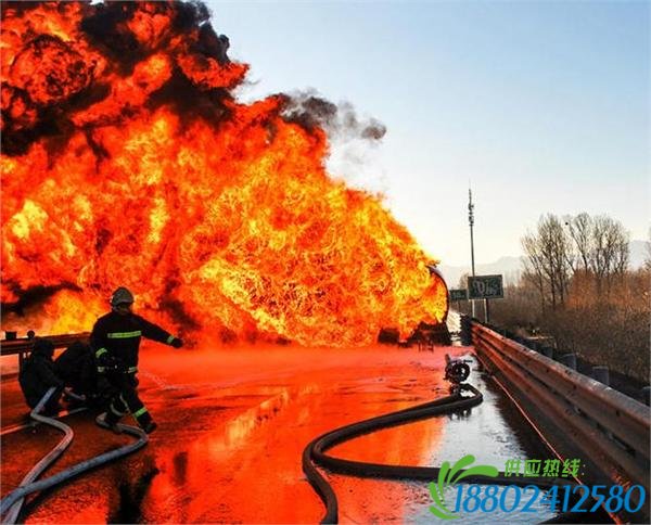 北京油罐车公路上爆炸 现场火光冲天 10 公里外都能看到浓烟