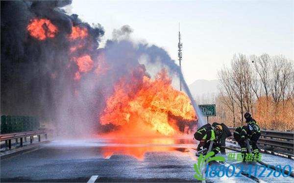 北京油罐车公路上爆炸 现场火光冲天 10 公里外都能看到浓烟