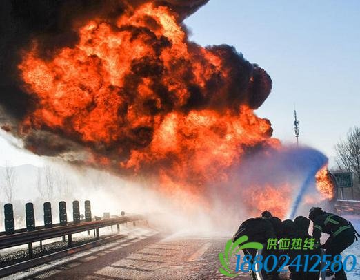 北京油罐车爆炸 消防官兵“东西夹击”全面扑救现场曝光