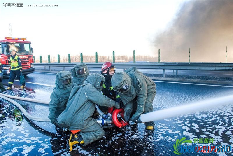北京载30吨油罐车爆炸起火 火焰高达数十米（图）