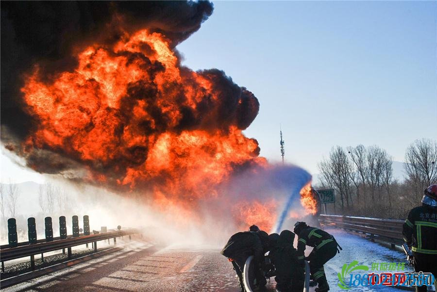 北京一载30吨油罐车起火爆炸
