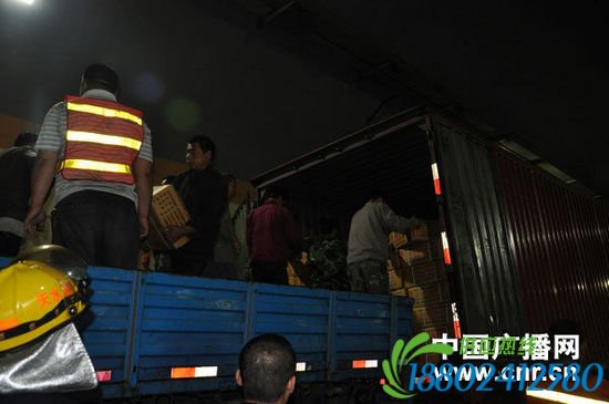 甘肃载20吨炸药货车与油罐车在隧道内刮碰险爆炸