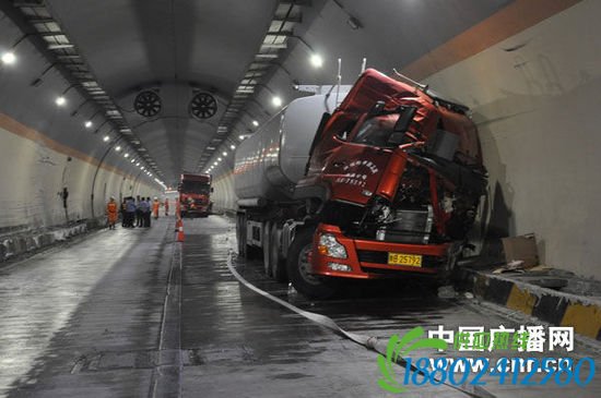 甘肃载20吨炸药货车与油罐车在隧道内刮碰险爆炸