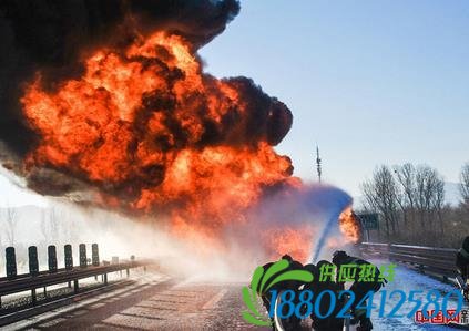 北京一30吨油罐车爆炸 火焰高达数十米 直击救援全程