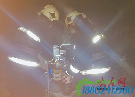 男子被困在油罐车内生死不明 消防队员涉险营救(图)
