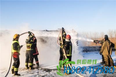 北京消防成功扑灭起火油罐车