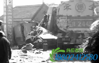 油罐车与警车迎面相撞