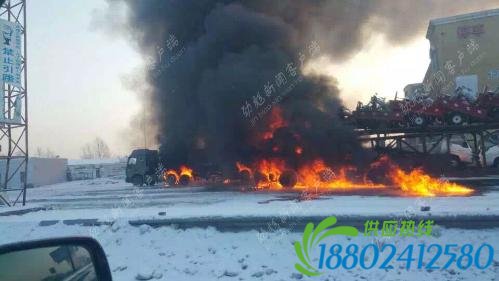 京哈高速公路一油罐车起火引燃大挂车