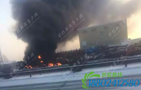 京哈高速公路一油罐车起火引燃大挂车1