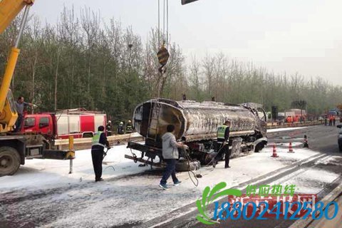 京开高速南往北方向黄村段一辆油罐车肇事燃烧