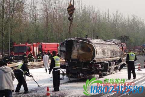 京开高速南往北方向黄村段一辆油罐车肇事燃烧