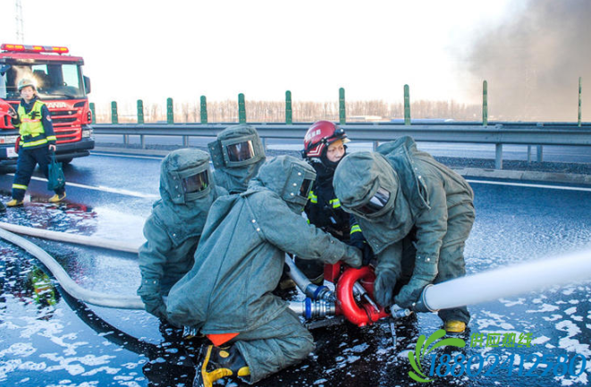 北京油罐车爆炸 现场滚滚浓烟火焰高达数十米