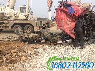 重卡与罐车垂直相撞 罐车被撞出十几米后侧翻