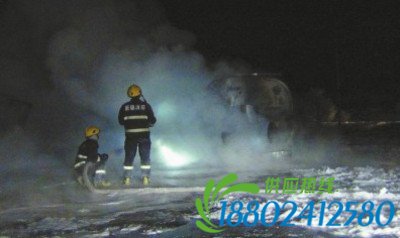 消防救援人员正在对失火的沥青槽罐车进行处置