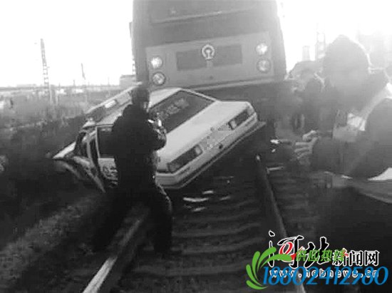 邯郸一警车途径道口与火车相撞 警车被推出数十米 邯郸一警车途径道口与火车相撞 警车被推出数十米