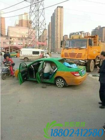大货车与出租车相撞 出租车上一乘客当场死亡