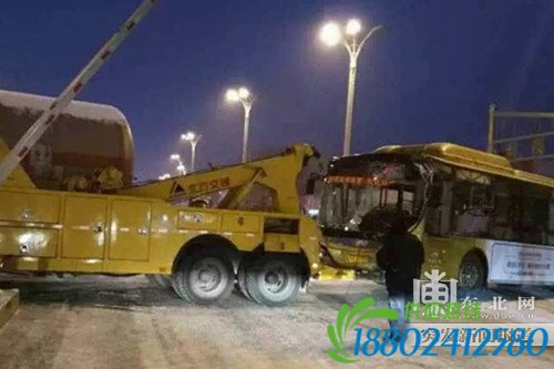 哈尔滨市先锋路公交车与货运火车相撞 出城方向