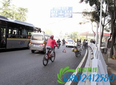 东山大道自行车道少有人骑行 多数人将车骑上机