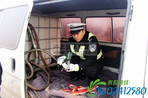 中巴变身油罐车 沧县交警及时“排弹”