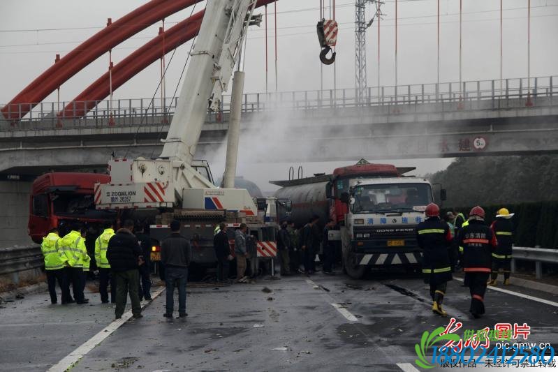 山东滨州高速大雾中发生多起车祸 一罐车爆炸
