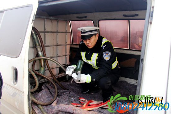 沧县交警查处一辆隐形炸弹车