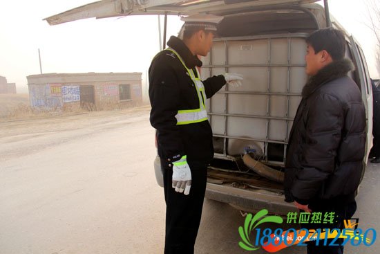 沧县交警查处一辆隐形炸弹车