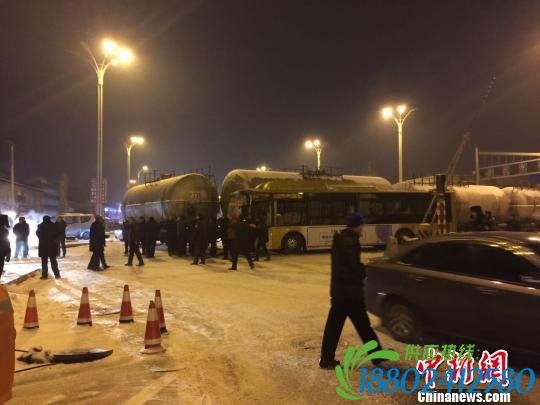 哈尔滨一公交车与火车相撞 事故无人员伤亡(图
