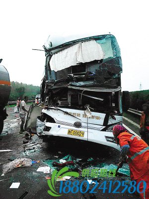 荣乌高速公路大巴车与油罐车相撞 15人受伤送往