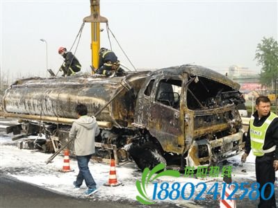 救援人员将侧翻罐车“扶正”。昨日，一油罐车在京开高速一路段侧翻失火，车内两人死亡。新京报记者 吴江 摄