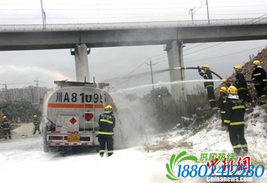 四川绵阳15吨油罐车起火燃烧成绵乐列车未受影响