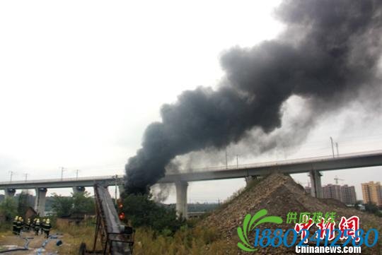 四川绵阳15吨油罐车起火燃烧成绵乐列车未受影响