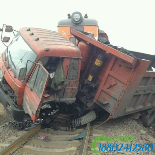 山西晋城：大货车与火车相撞 车身损毁严重(组图)