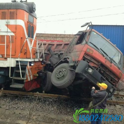 山西晋城：大货车与火车相撞 车身损毁严重(组图)