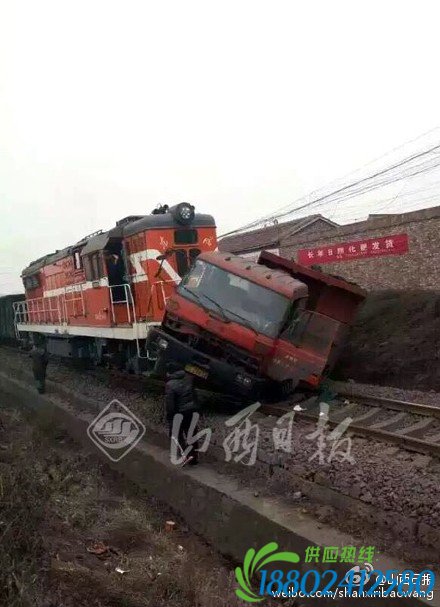 重型货车与火车相撞被推行200米(图)