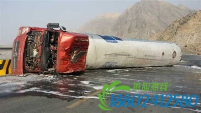 液化气槽罐车侧翻撞扁轿车