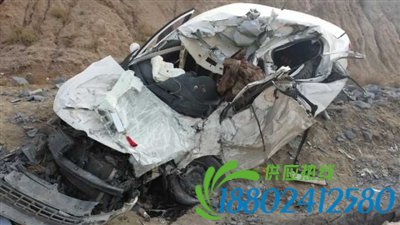 液化气槽罐车侧翻撞扁轿车