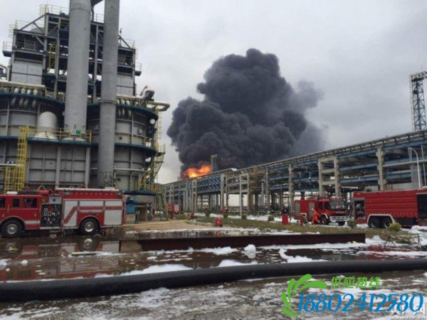 福建漳州PX工厂爆炸事故 最后一座油罐正全力扑